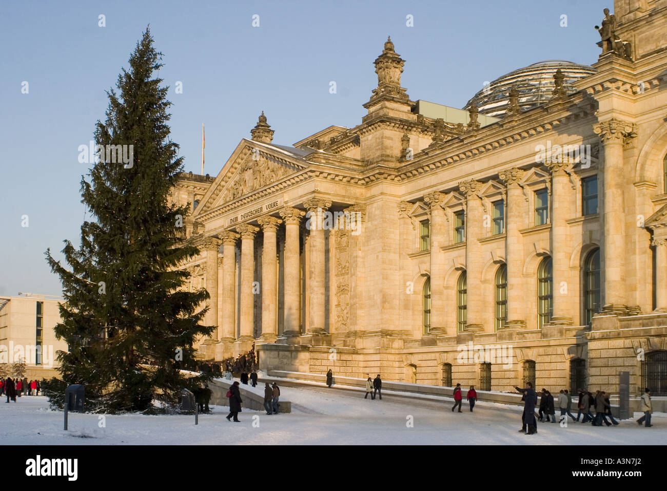 Entrée du Reichstag, Berlin avec personnes queuing en hiver Banque D'Images