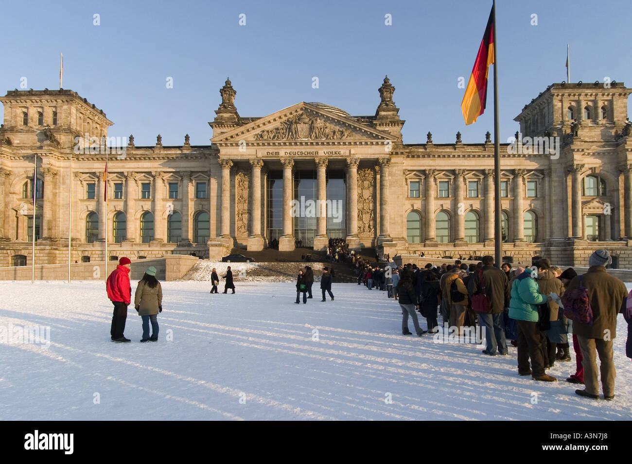 Entrée du Reichstag, Berlin avec personnes queuing en hiver Banque D'Images