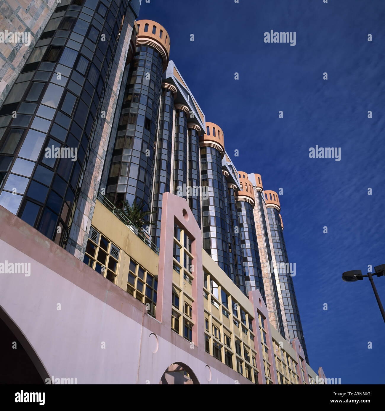 TORRES DAS AMOREIRAS SHOPPING CENTER ET BUREAUX BÂTIMENTS LISBONNE PORTUGAL Banque D'Images