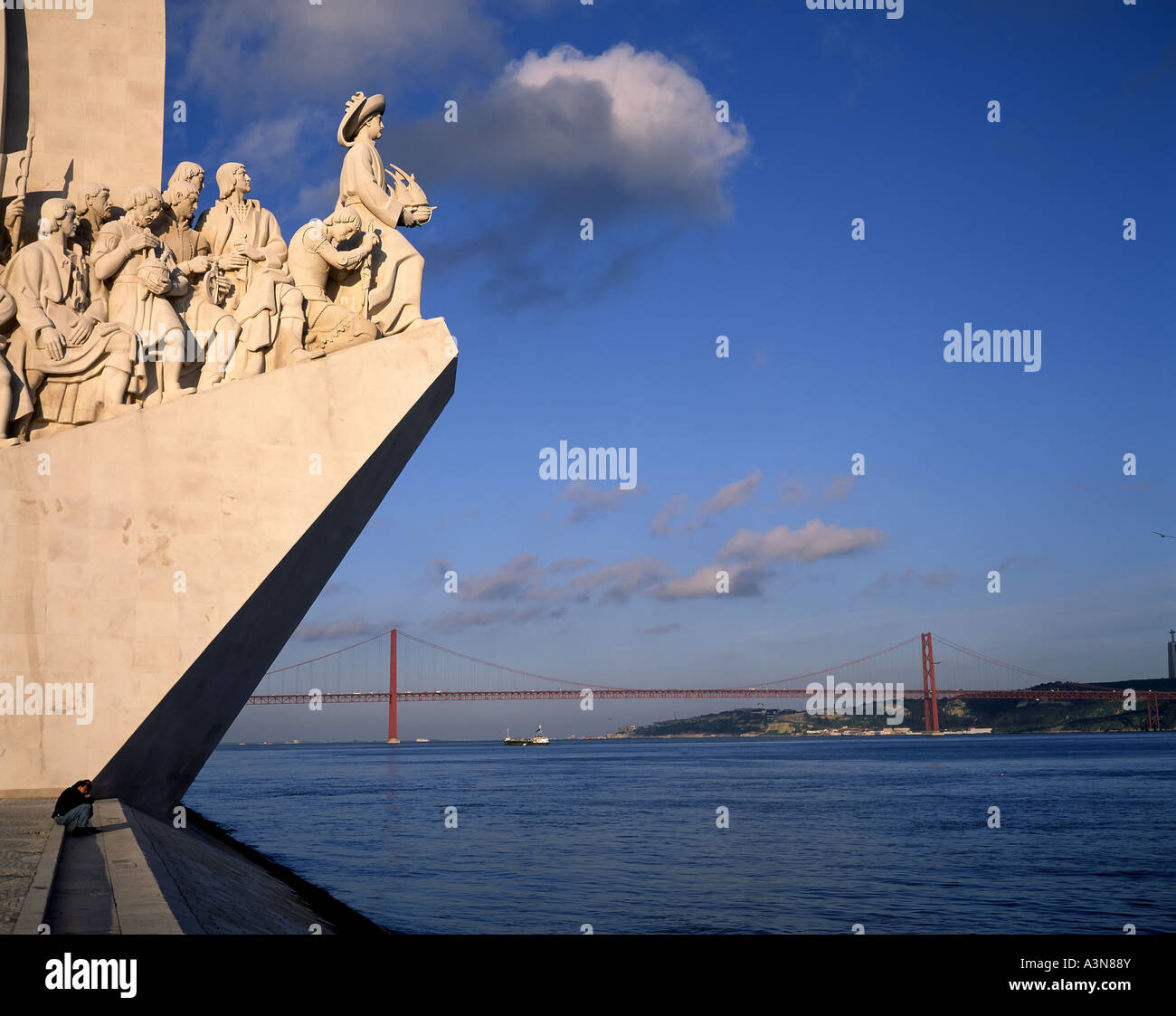 PADRAO DOS DESCOBRIMENTOS MONUMENT DES DÉCOUVERTES ET LE Ponte 25 de Abril PONT SUR LE TAGE ET LISBONNE PORTUGAL Banque D'Images