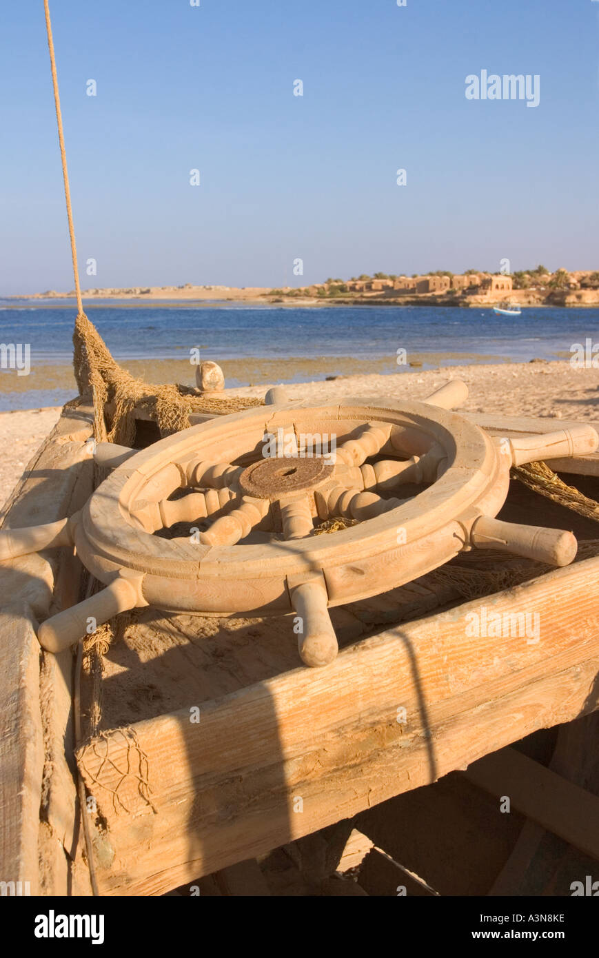 Roue de navires abandonnés sur le bateau de pêche en bois Mer Rouge Egypte Banque D'Images