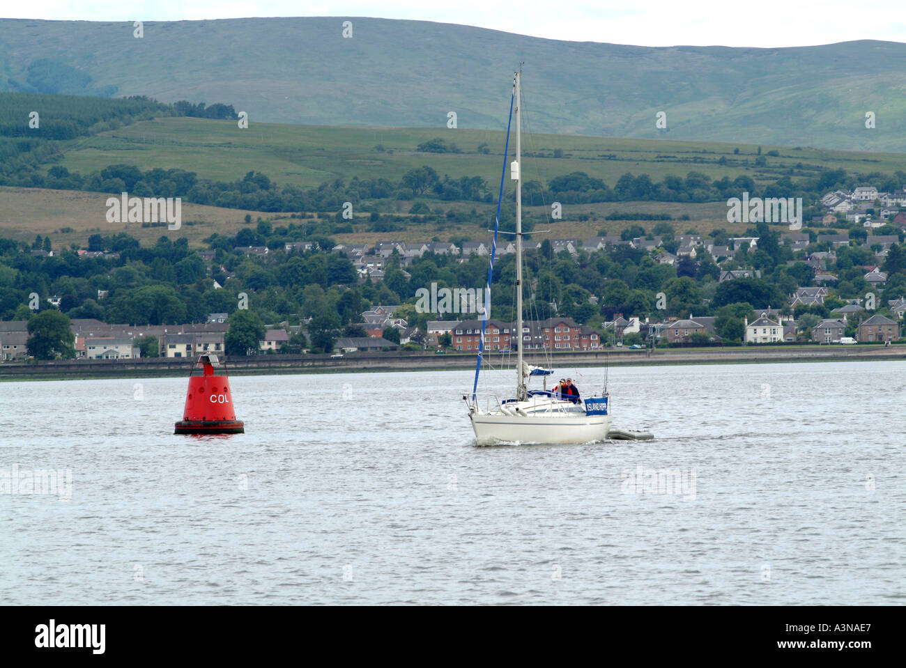 Location de bateaux sur la rivière Clyde en passant la bouée rouge dans le Firth of Clyde Helensburgh Dumbartonshire Ecosse Royaume-Uni UK Banque D'Images