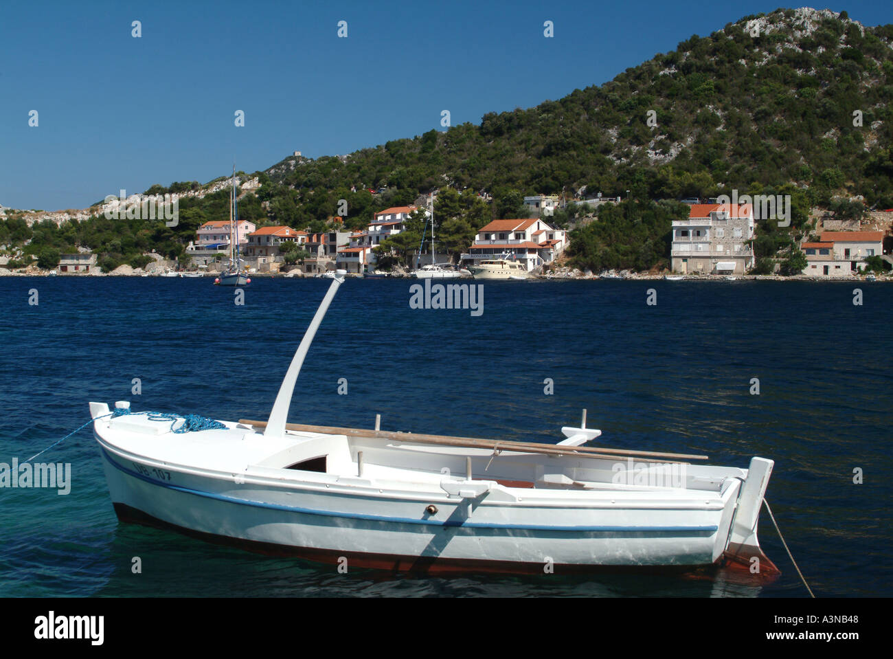 Bateau de pêche ouverte en belle baie Zaklopatica à sur l'île de Lastovo Croatie Banque D'Images