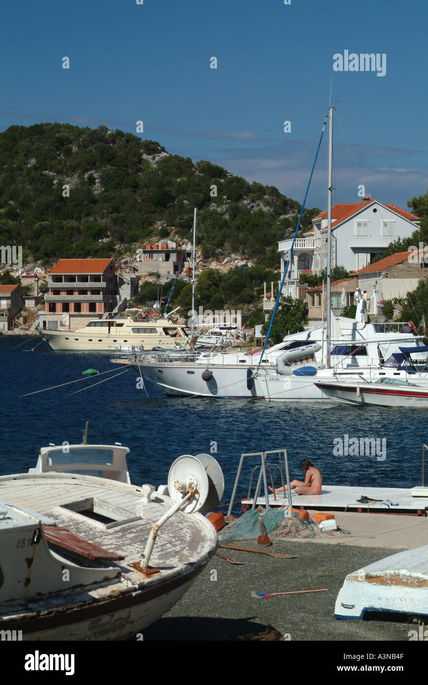 Port et Quayside à Zaklopatica sur île de Lastovo Croatie Banque D'Images