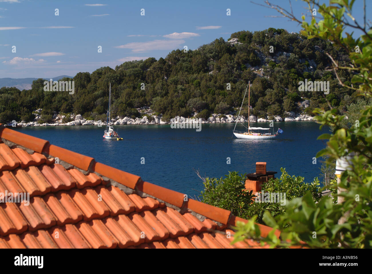 Toit en tuiles rouges et à la baie Zaklopatica sur île de Lastovo Croatie Banque D'Images