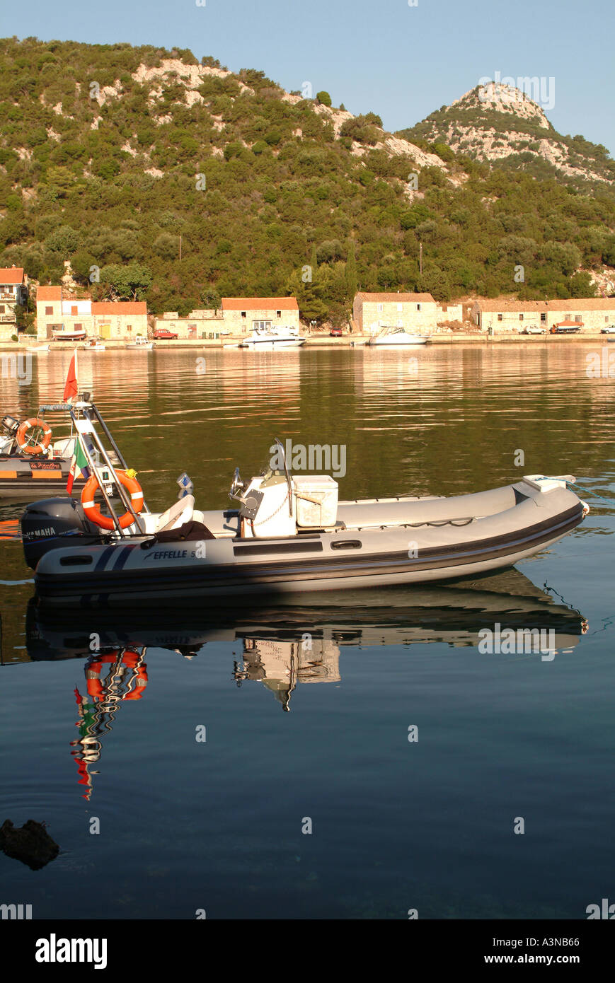 Bateau pneumatique bateau amarré dans la baie de Skrivena sur île de Lastovo Croatie Banque D'Images