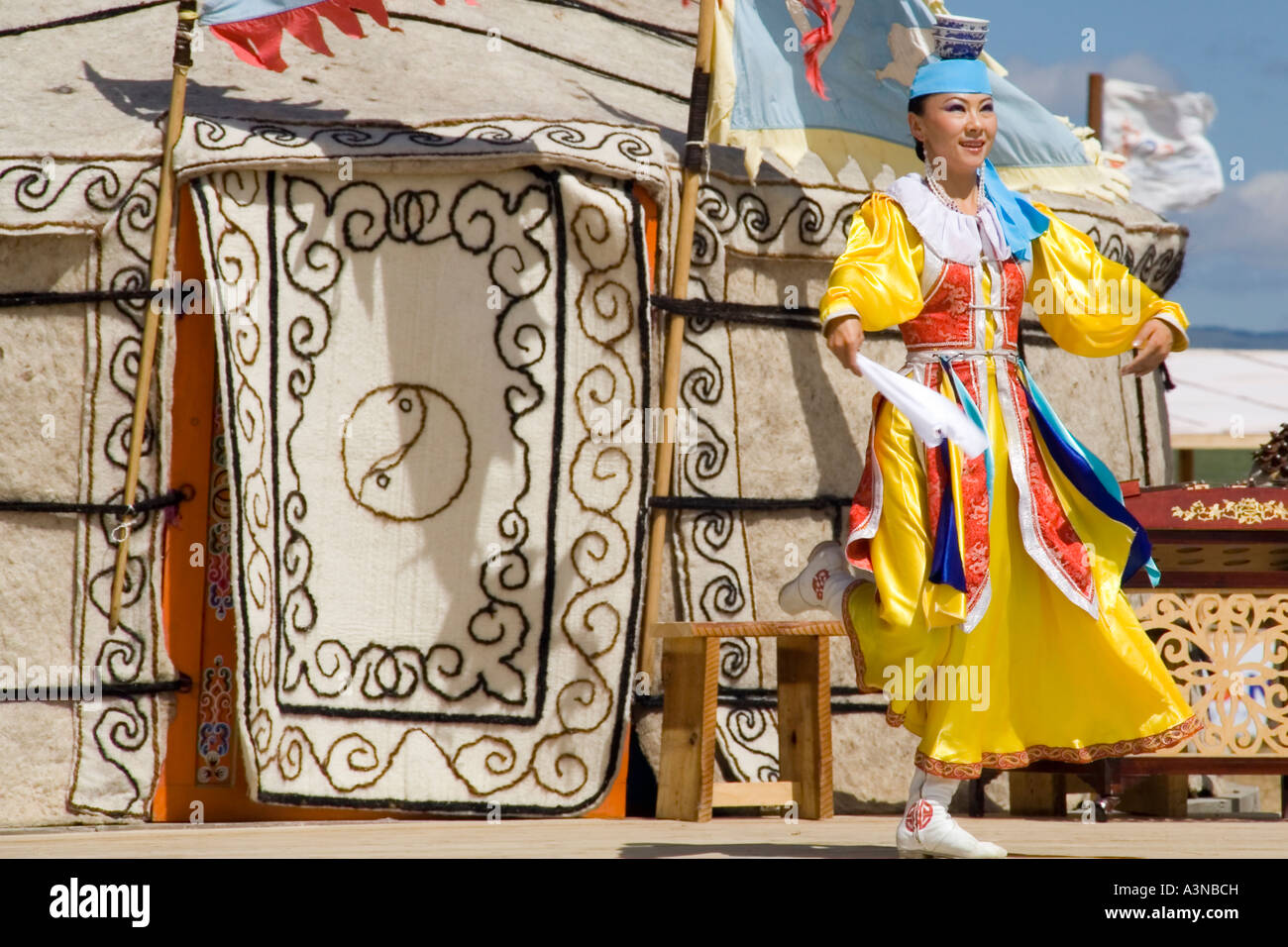 Fille mongole effectuant la danse avec verre en équilibre sur sa tête Photo  Stock - Alamy