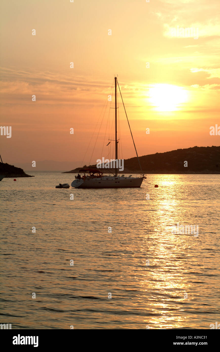 Au coucher du soleil Yacht amarré dans la baie de Soline off otok croatie Split Banque D'Images