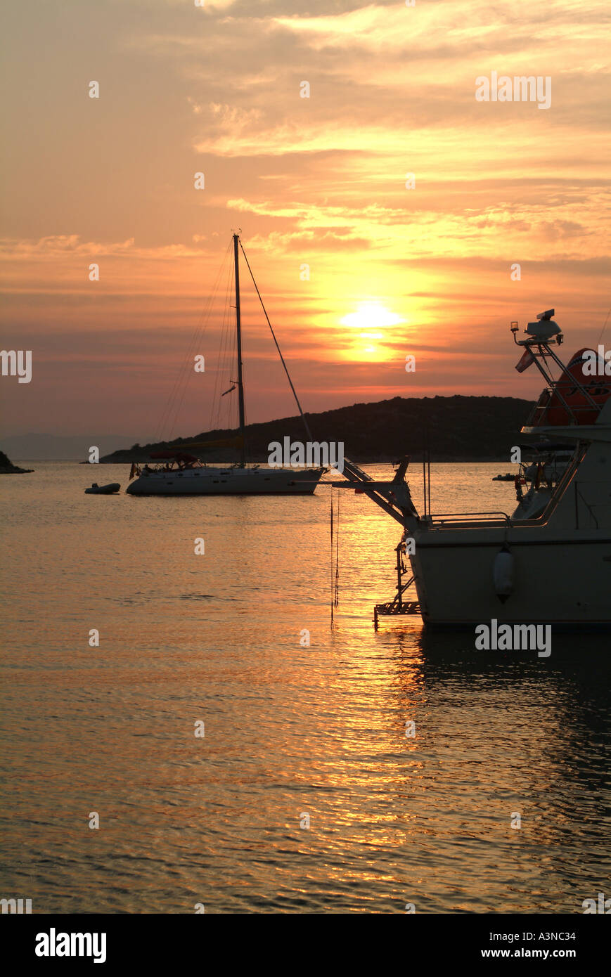 Location de bateau à moteur et au coucher du soleil dans la baie de Soline off otok croatie Split Banque D'Images