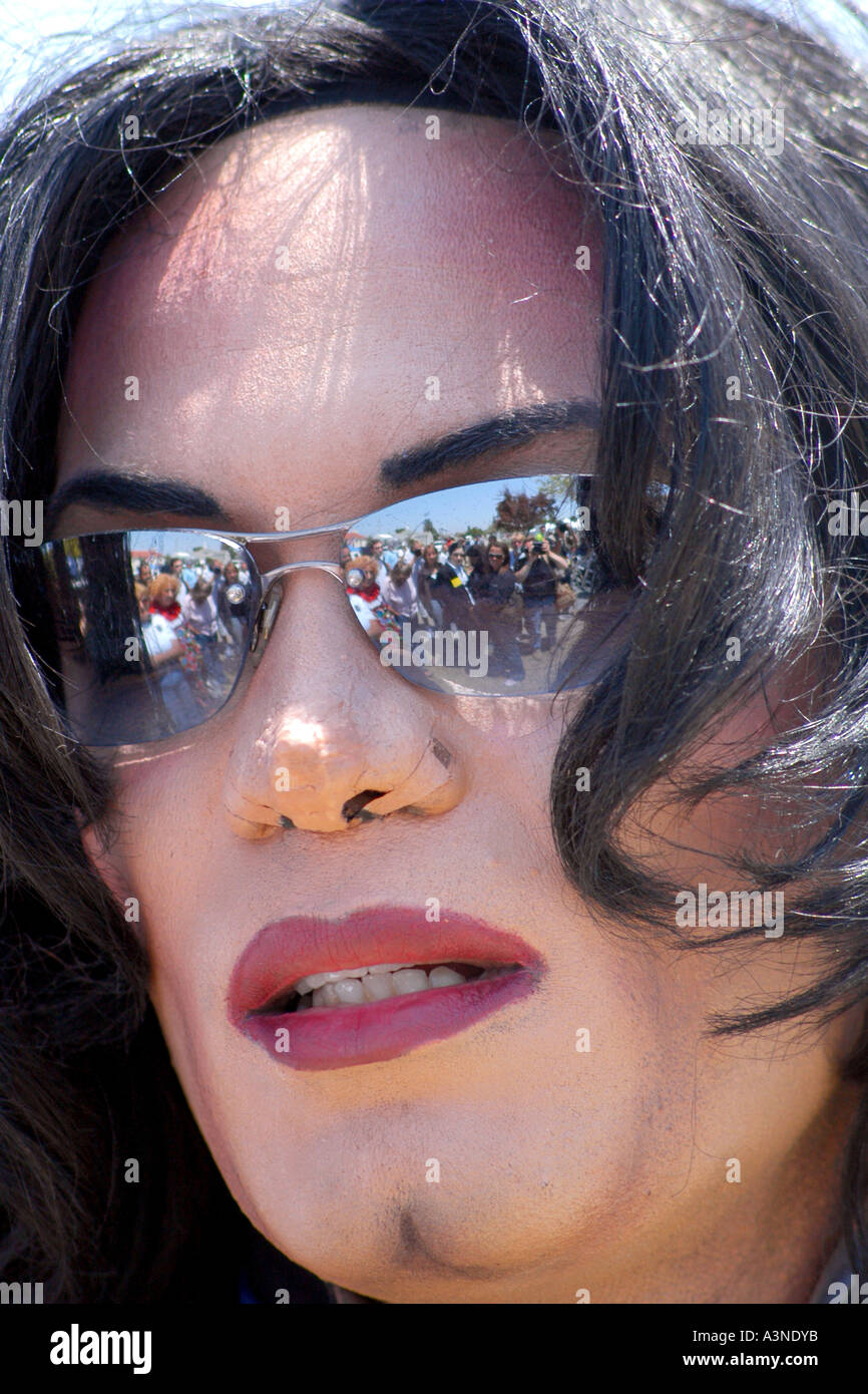 Des fans de Michael Jackson lors de son procès pour des accusations de pédophilie au palais de Santa Maria en Californie en 2005 Banque D'Images