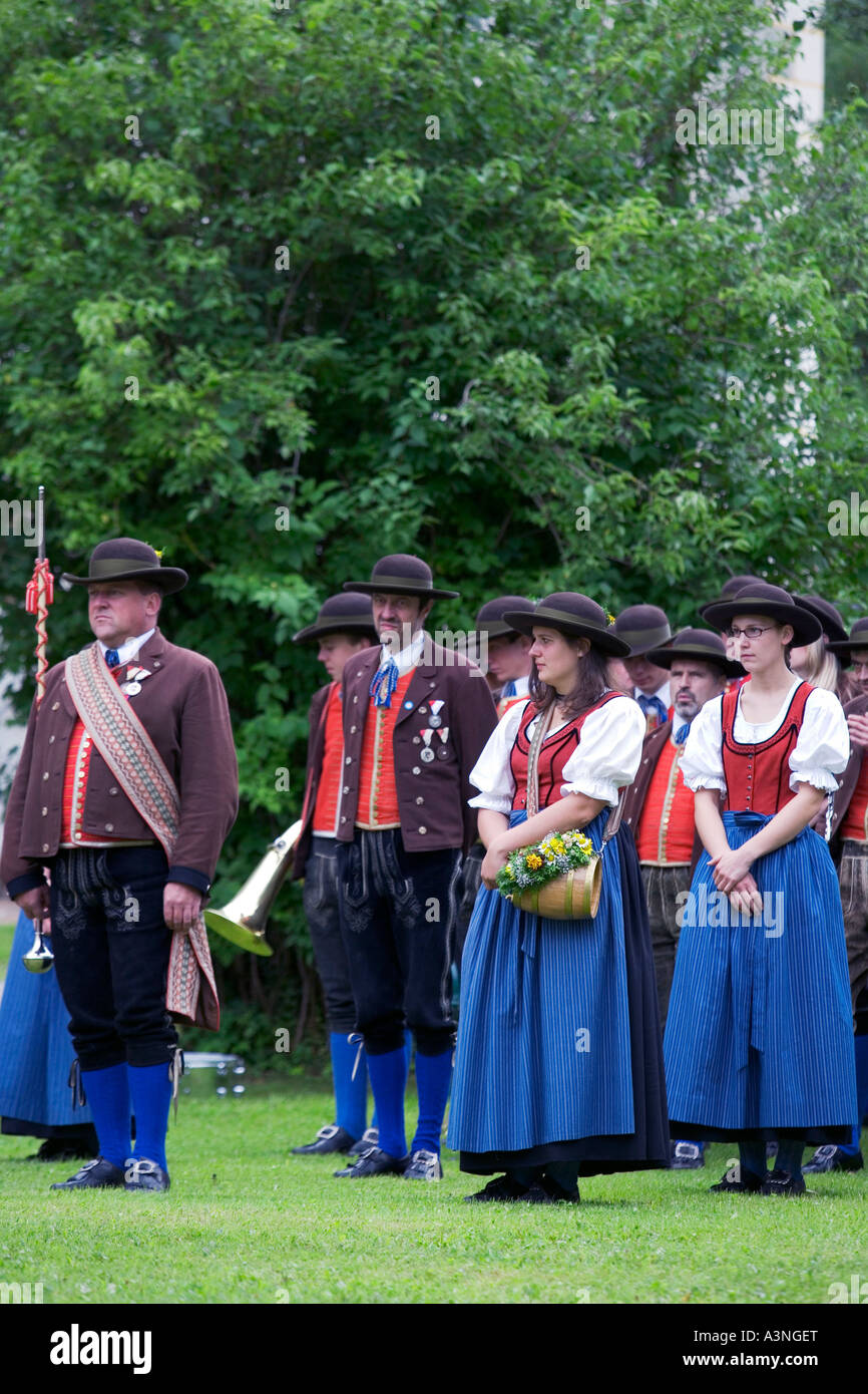 Les gens en vêtements traditionnels Banque D'Images