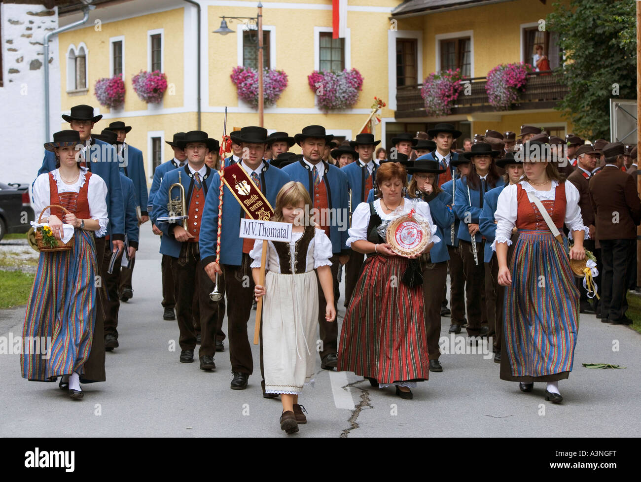 Les gens en vêtements traditionnels Banque D'Images