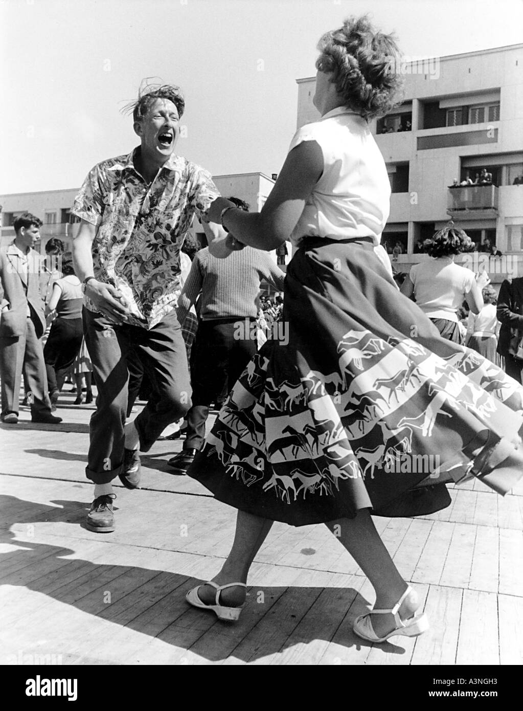 Danse JIVE jive plaisanciers ferry Transmanche sur leur arrivée à Calais en 1957 Banque D'Images