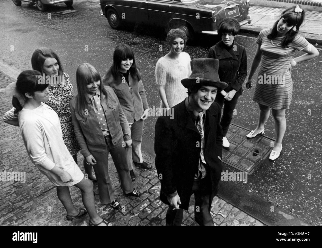 RAY DAVIES de The Kinks en mai 1967 avec des admirateurs à Carnaby Street. Photo Tony Gale Banque D'Images