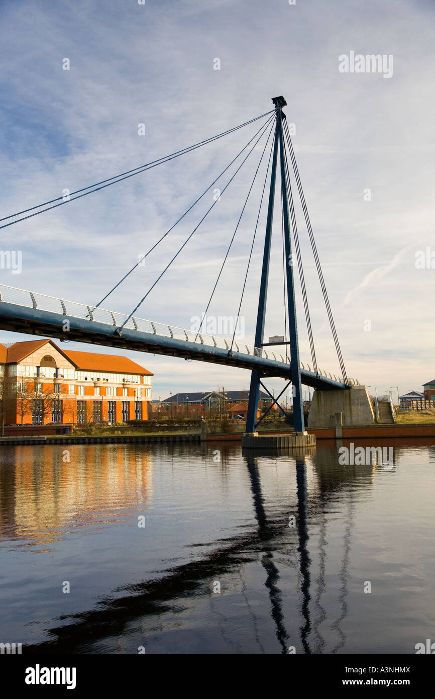 Passerelle piétonne et cyclable à l'infini. Passerelle avec arcs asymétriques mathématiques à Thornaby-on-Tees, Middlesborough, Teesside. Banque D'Images