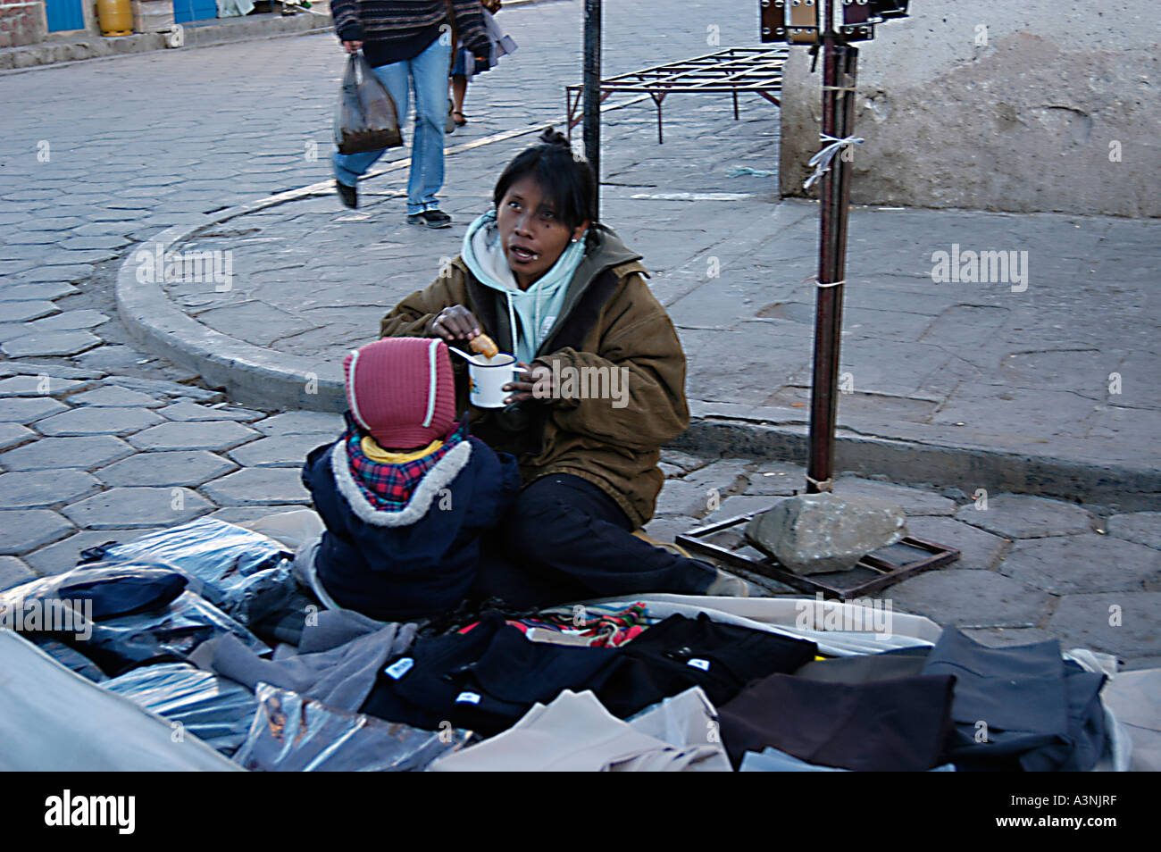 Indien aymara femme et enfant de la ville de Uyuni, Bolivie Banque D'Images