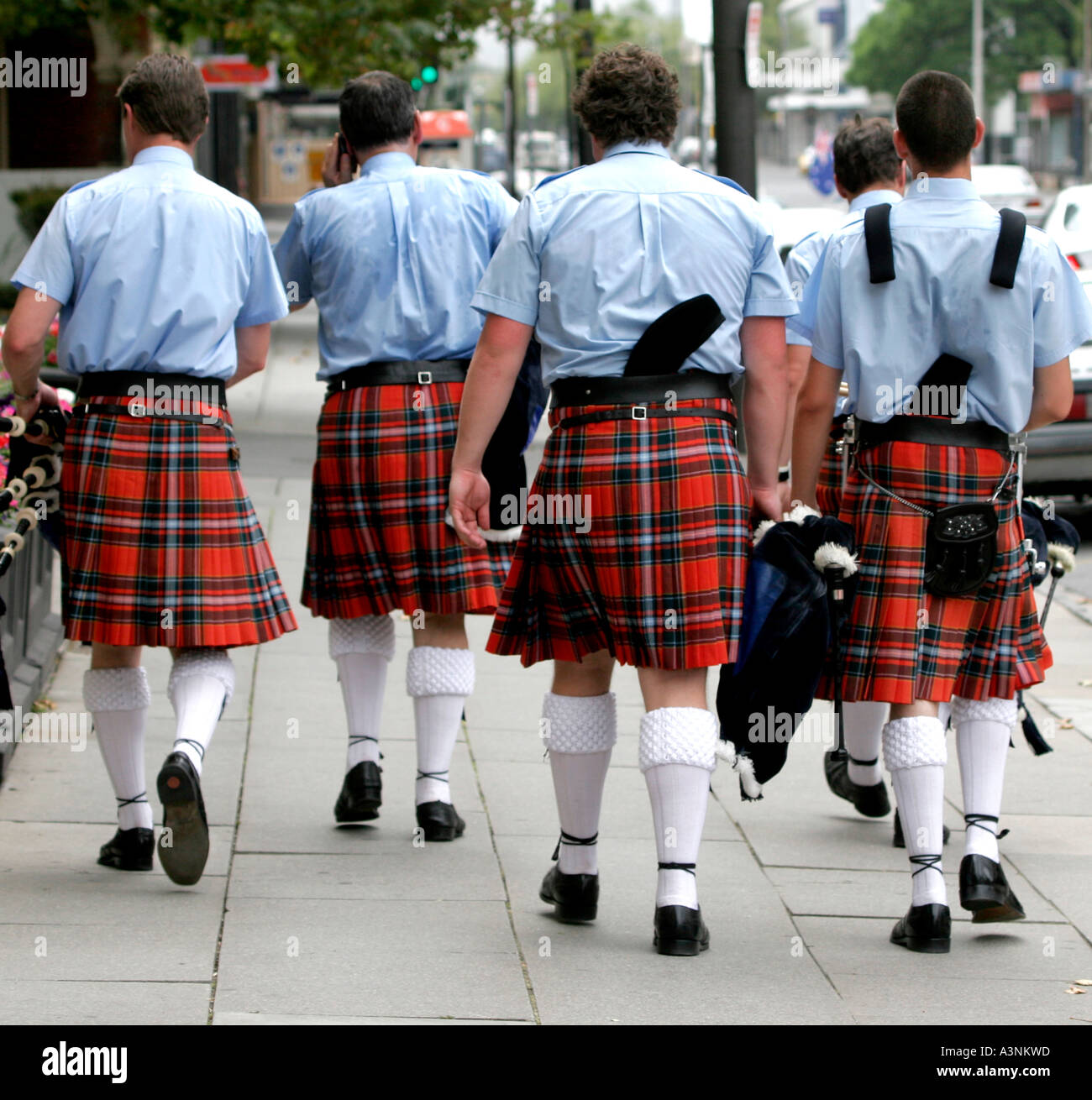 Pipe Band écossais en kilts Tarten membres après une street parade ...