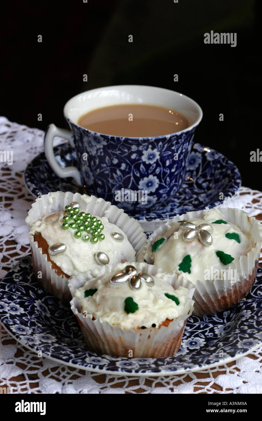 Tasse de thé avec thé et Calico Burleigh Partie Cupcakes avec décorations cachous Banque D'Images