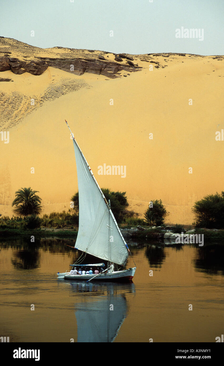 Egyptien felouque, bateau à voile en face du désert du Sahara. Nil à Assouan felouque avec et le désert. Aswan. L'Égypte. L'Afrique. Banque D'Images