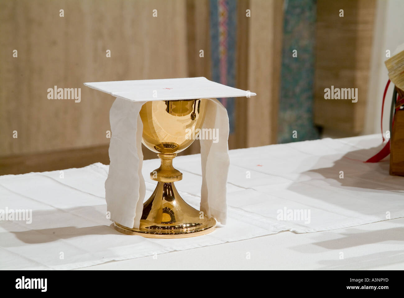 autel de calice banque d image et photos alamy