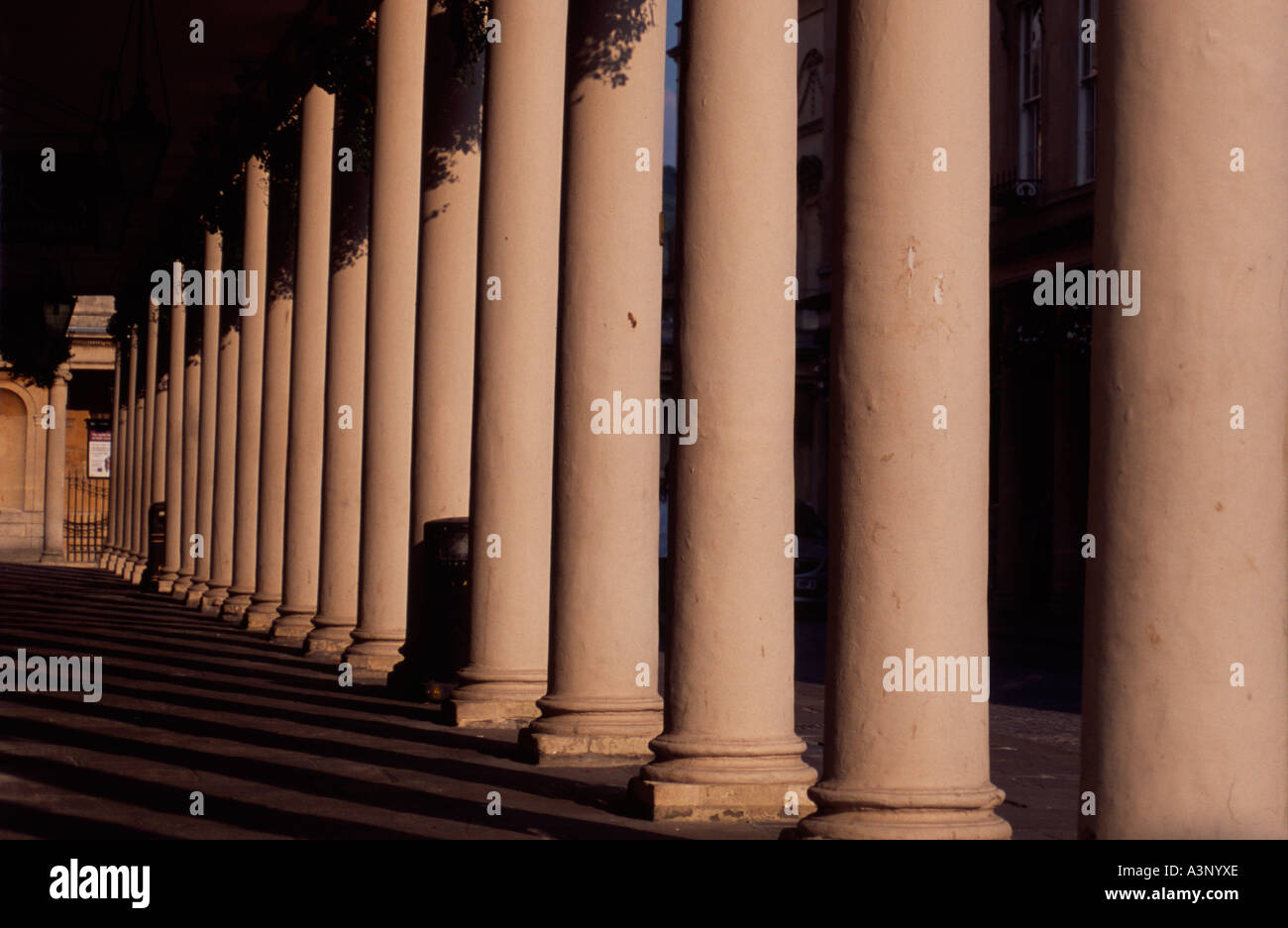 Colonnes de cloîtres, baignoire, baignoire spa, rue Somerset, Royaume-Uni Banque D'Images