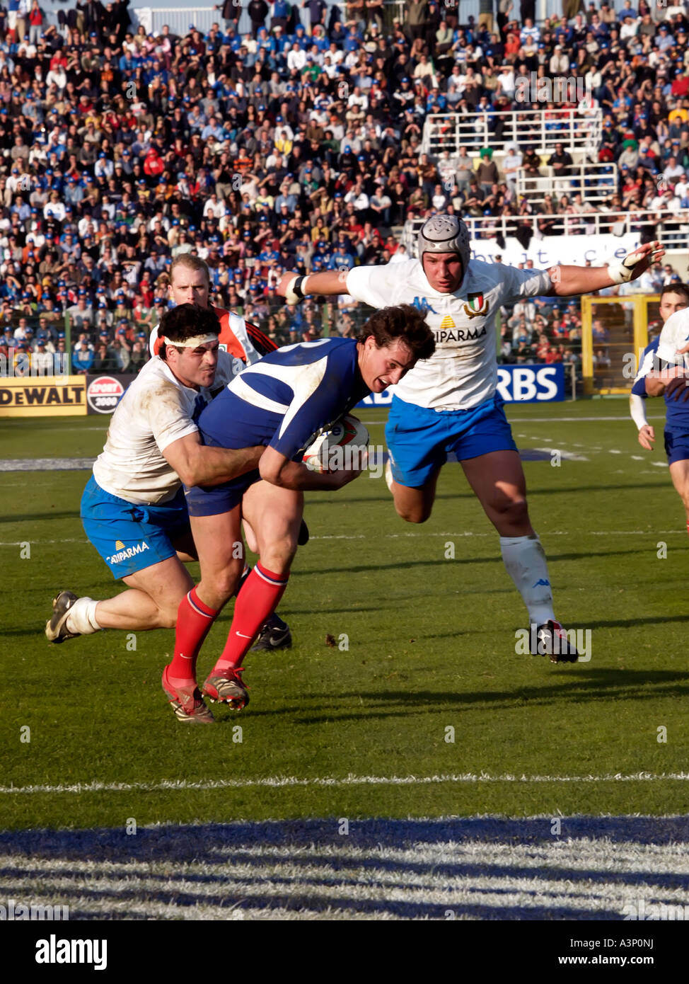 Mauro Bergamasco attaquer Yannick Jauzion au cours Italie/France match de rugby des six nations Stadio Flaminio 3 Février 2007 Banque D'Images