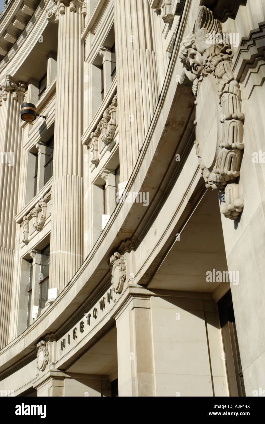 L'architecture victorienne classique du magasin Niketown à Oxford Circus à Londres Banque D'Images