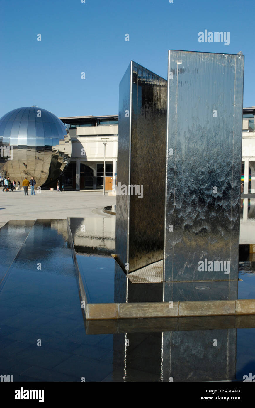 Sculptures métalliques modernes et fontaine dans le centre de Bristol Harbourside Bristol Gloucestershire Angleterre Banque D'Images