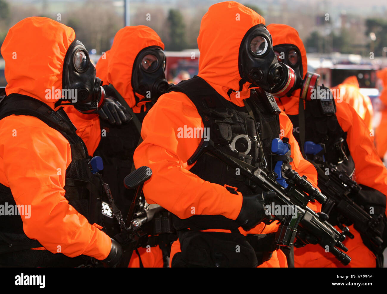La police armée britannique vêtus de combinaisons chimiques de guerre anti-nucléaire la formation des attaques terroristes Banque D'Images