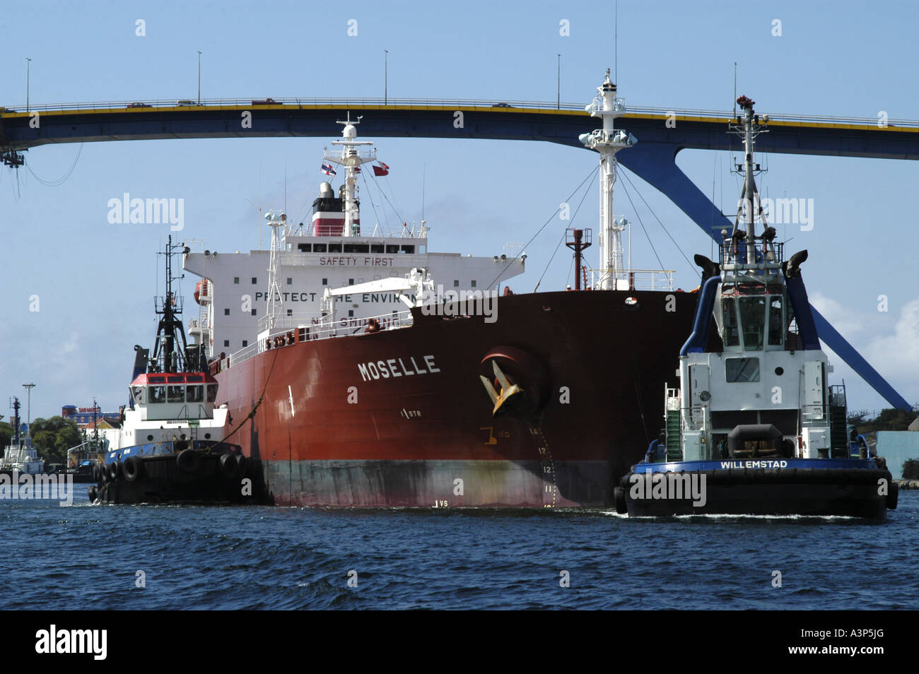 Pétrolier, pilotboats, et le pont de la reine Juliana en port de Curaçao, Antilles néerlandaises. Banque D'Images