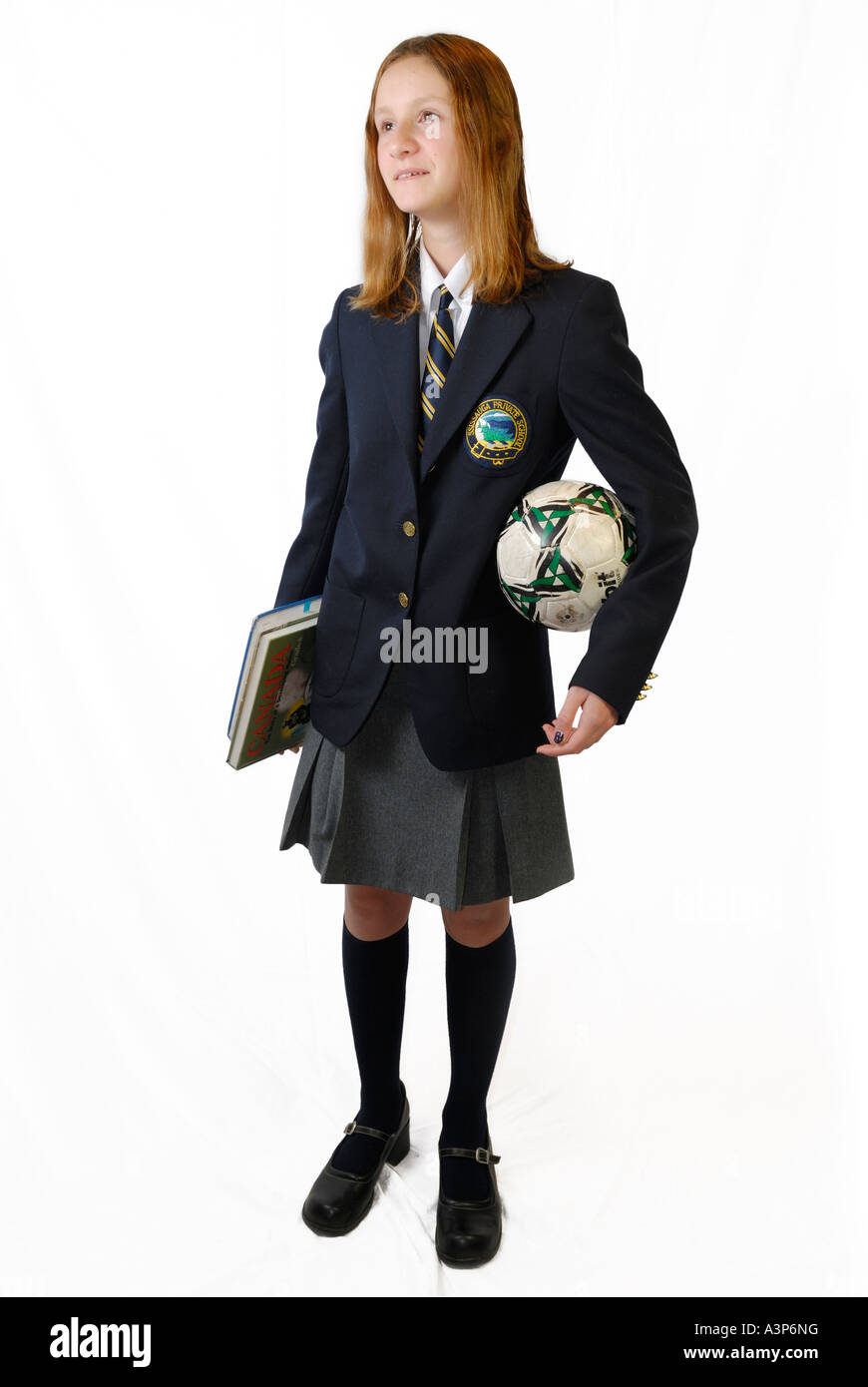 Jeune fille en uniforme de l'école privée avec des livres et la bille sur  fond blanc Photo Stock - Alamy