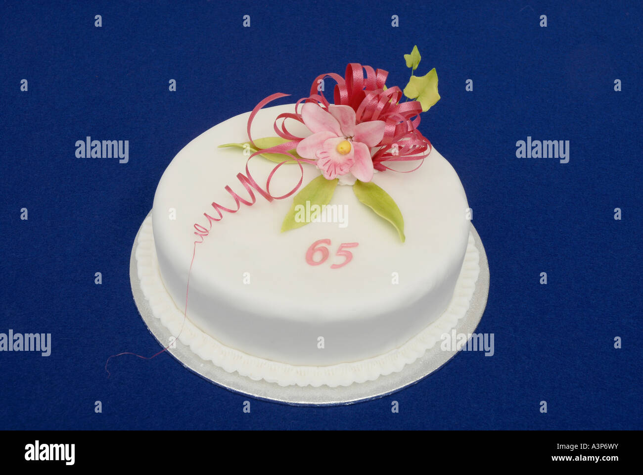 Un Gateau Decore Avec Du Sucre Glace Pate Molle Et Le 65e Anniversaire De Mariage De Fleurs Photo Stock Alamy