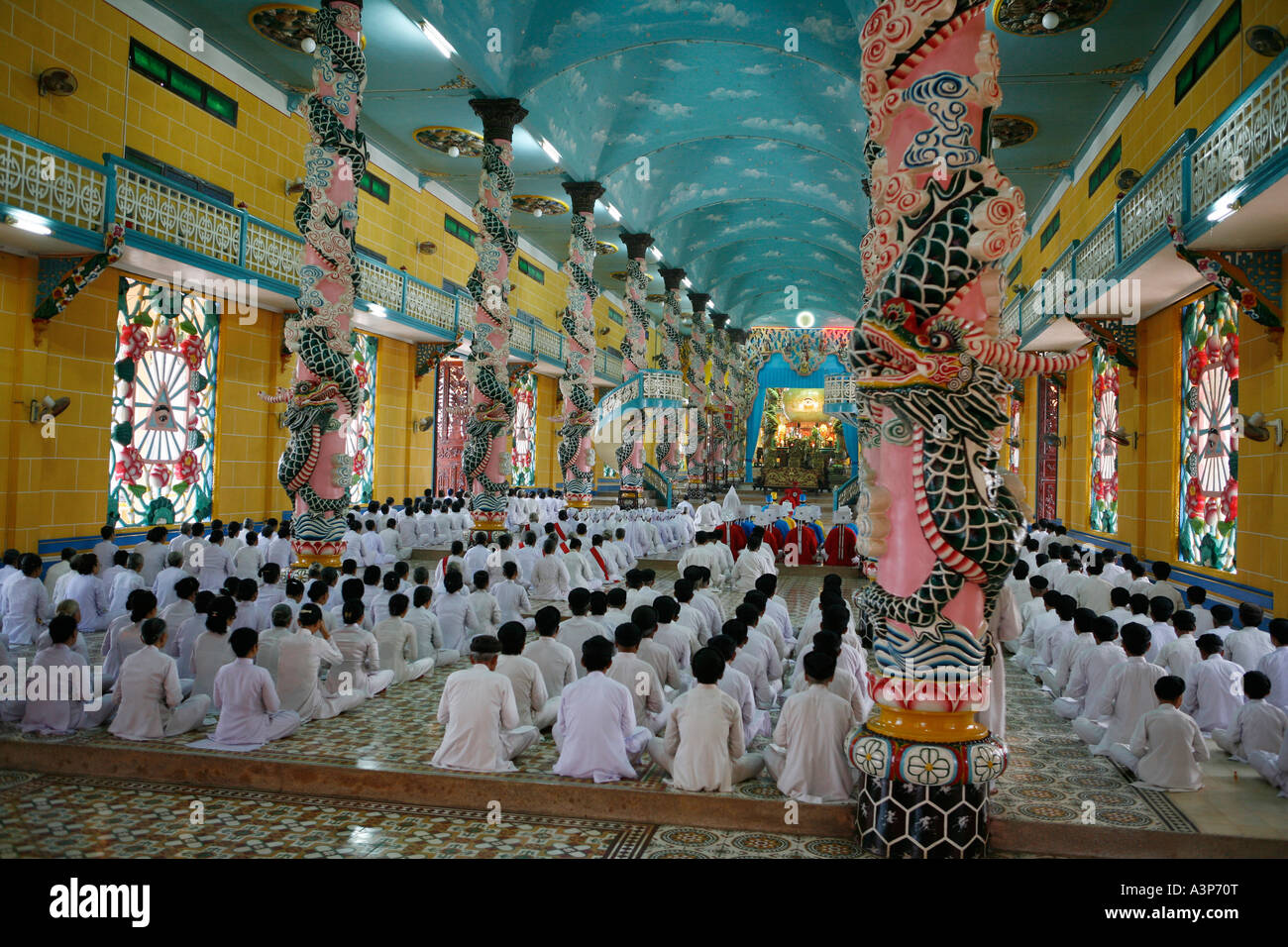 Les membres de la Cao Dai Saint-siège au cours de leurs prières, Tay Ninh, Vietnam. Banque D'Images