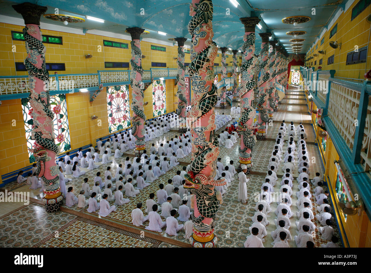 Les membres de la Cao Dai Saint-siège au cours de leurs prières, Tay Ninh, Vietnam. Banque D'Images