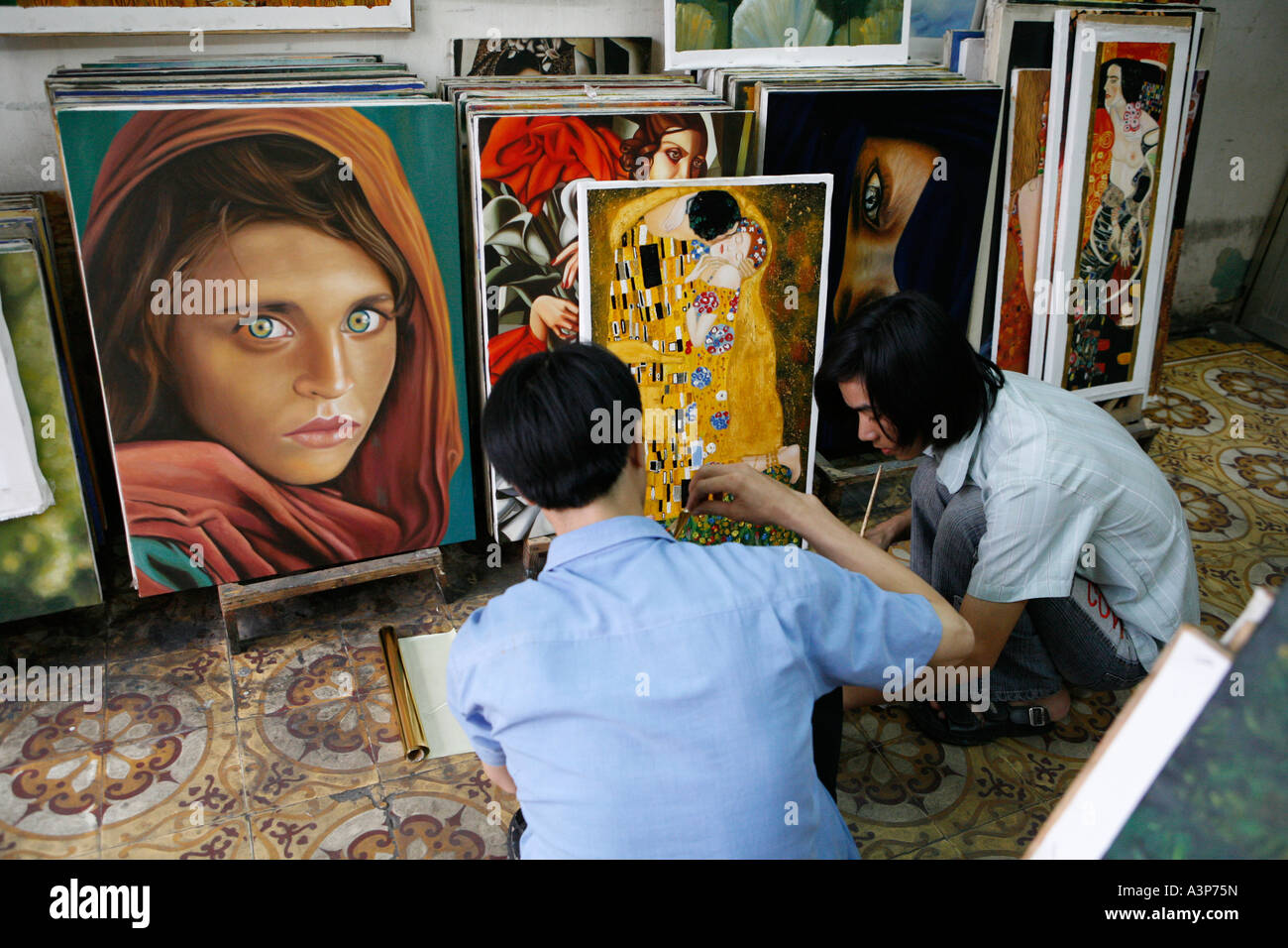 Reproduction peinte de la célèbre photo "La fille afghane" de Steve McCurry, photographe au shop (Ho Chi Minh City, Vietnam) Banque D'Images