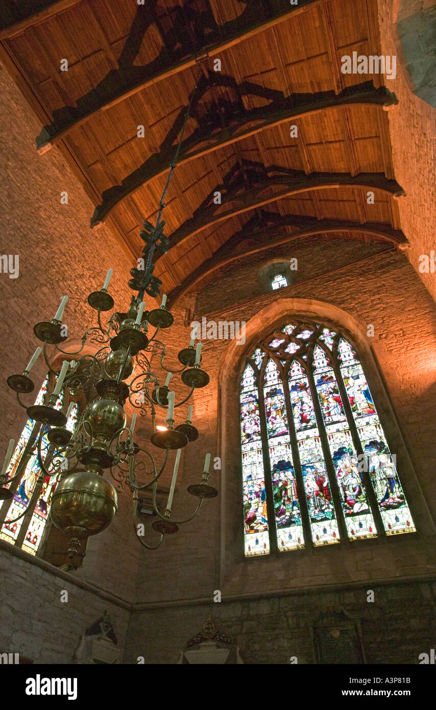 Vitrail et candélabres avec des bougies de l'intérieur de la cathédrale de Brecon South Wales UK Banque D'Images