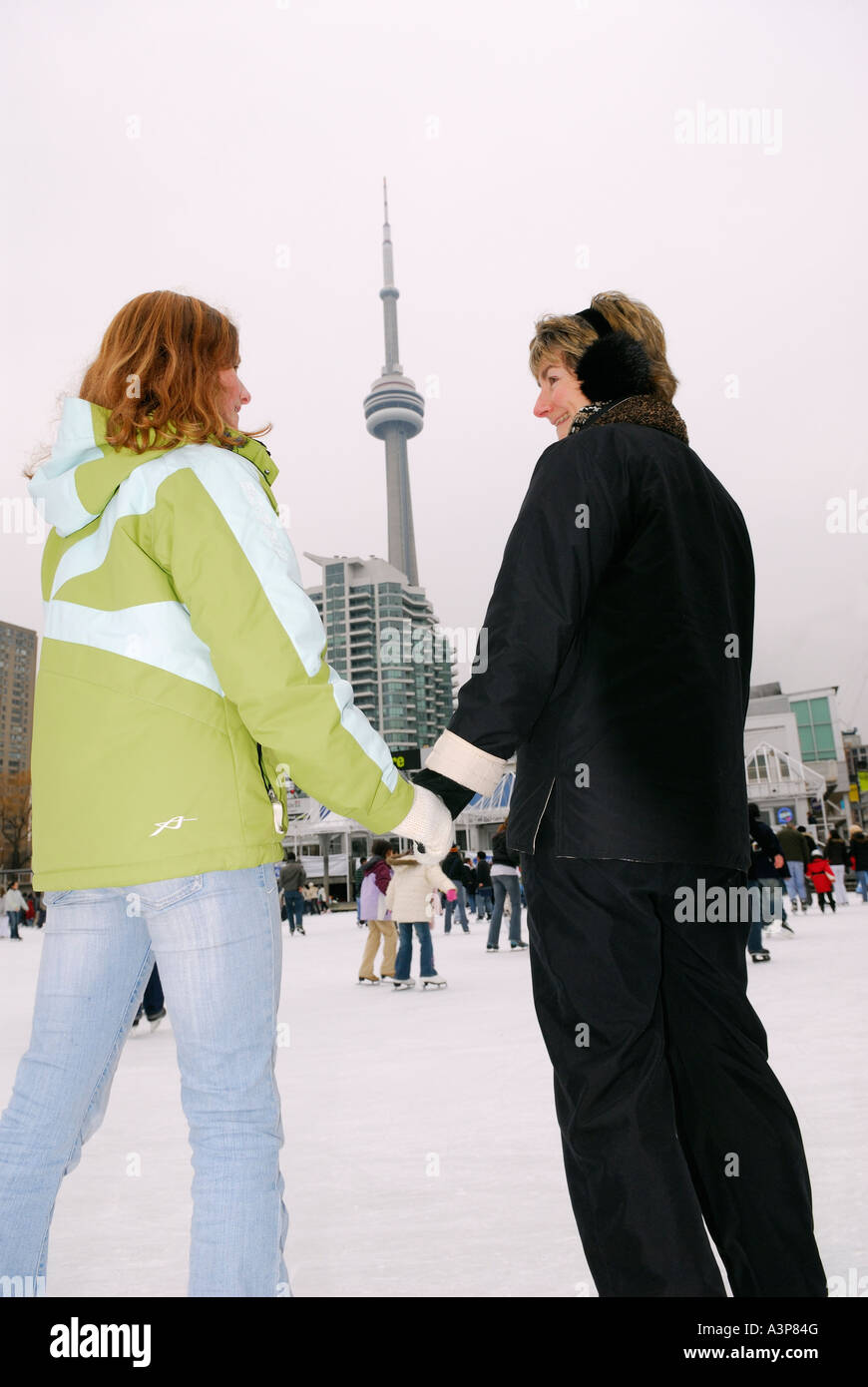 Mère et fille se reposer pendant skate à Harbourfront Centre Toronto Banque D'Images