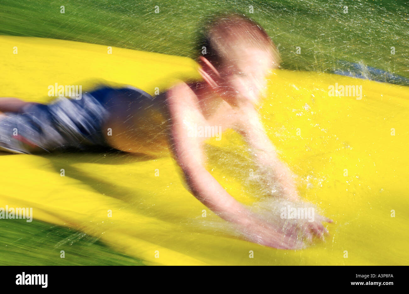 rajce favdoll Les gens sont à glisser sur un toboggan d'une piscine publique Photo Stock  - Alamy