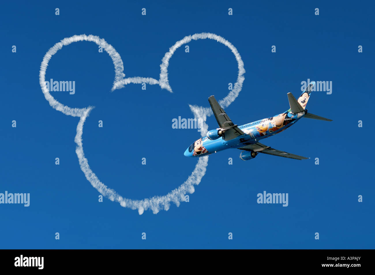 L'un d'Alaska Airlines avions thème spectaculaire - Esprit de Disneyland - après le décollage de l'Aéroport International de Los Angeles Banque D'Images