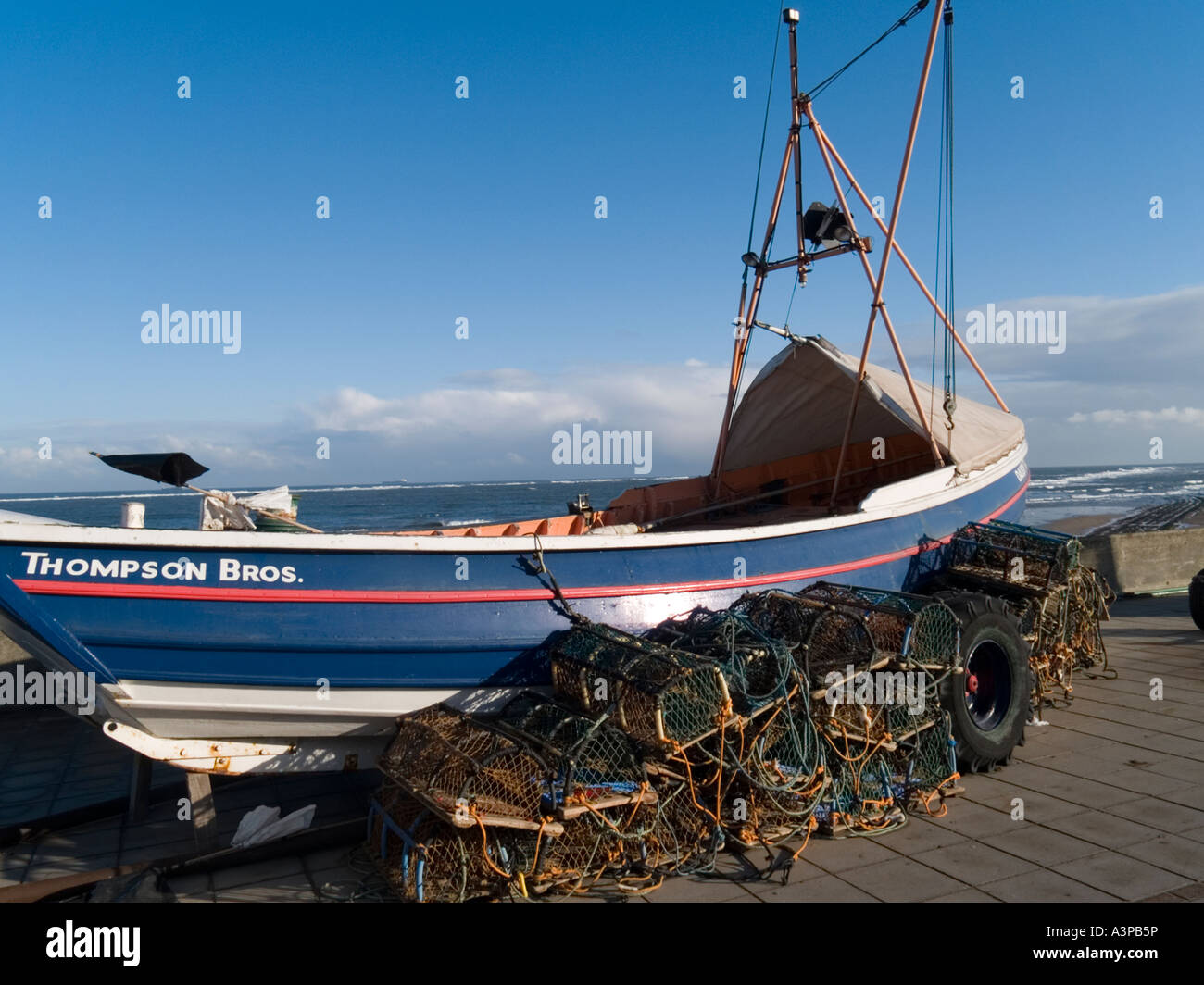 Yorkshire coble bateau de pêche avec des casiers à homard sur un hivers lumineux jour sur l'Esplanade de Redcar, Cleveland, Angleterre Banque D'Images