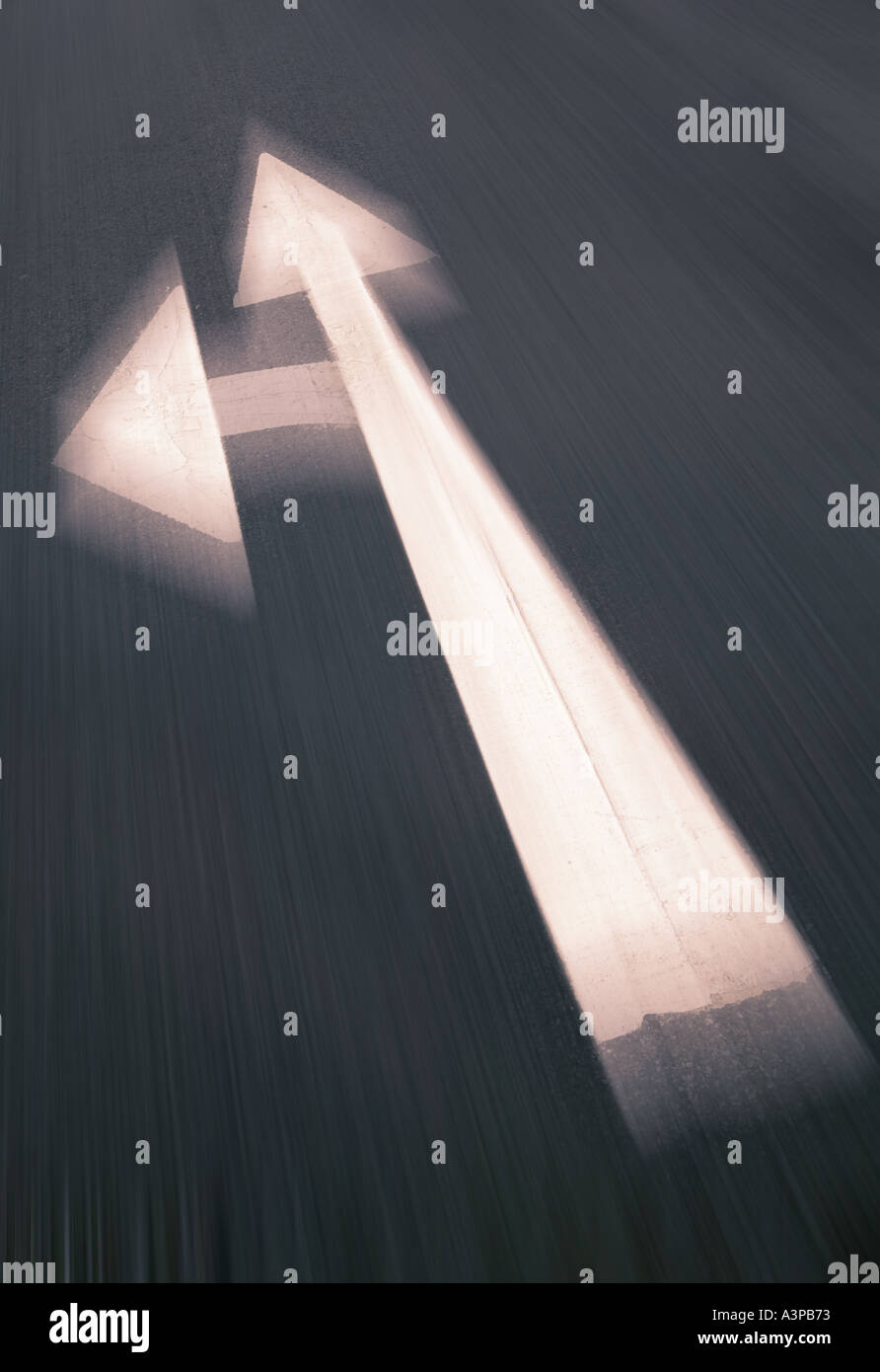 Avant PEINT EN BLANC ET À GAUCHE DES FLÈCHES SUR LA SURFACE DE LA ROUTE Banque D'Images