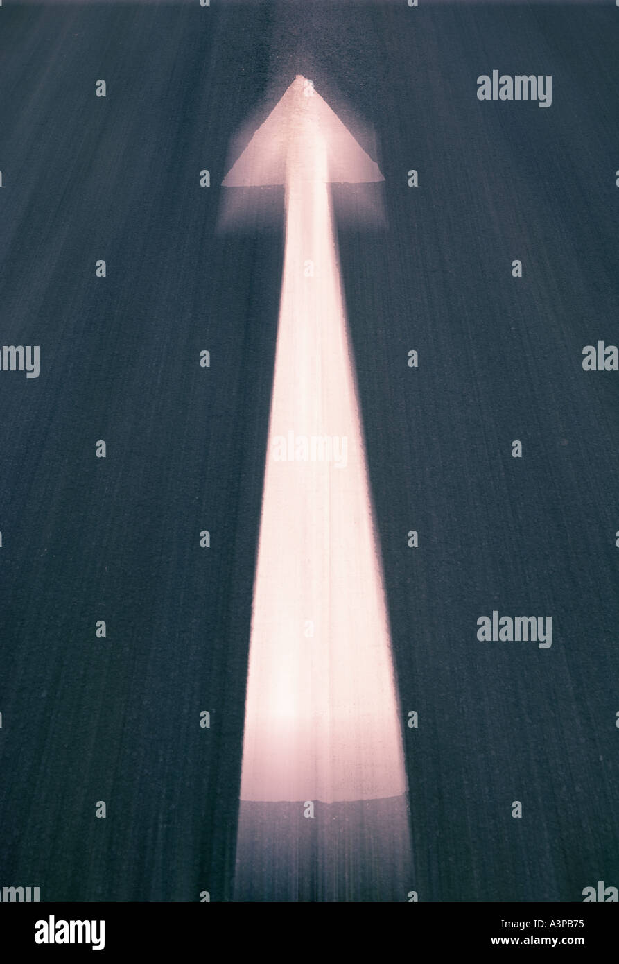 Le trafic routier peint en blanc de l'AVANT DIRECTION FLÈCHE SUR LA SURFACE DE LA ROUTE Banque D'Images