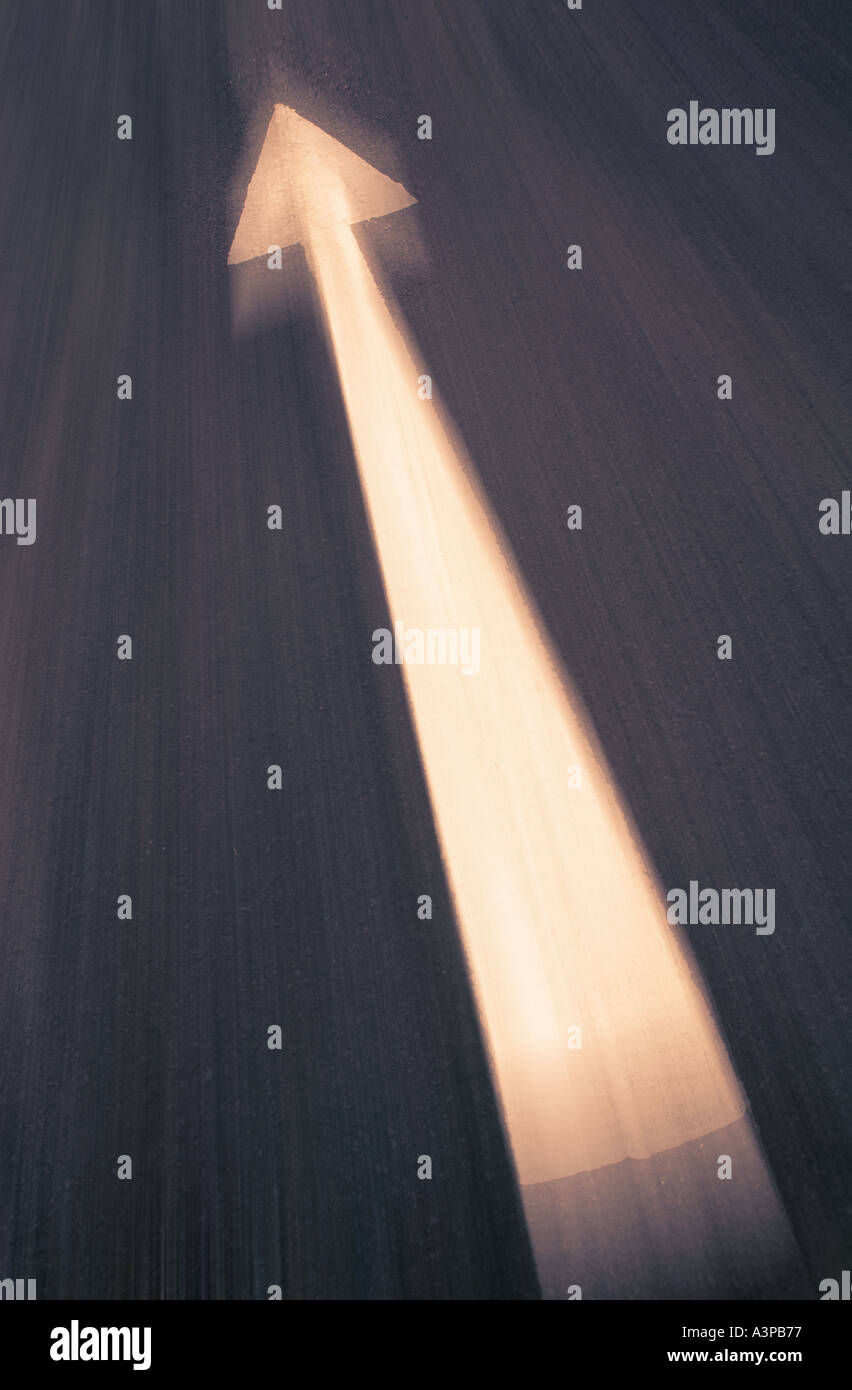 Le trafic routier peint en blanc de l'AVANT DIRECTION FLÈCHE SUR LA SURFACE DE LA ROUTE Banque D'Images