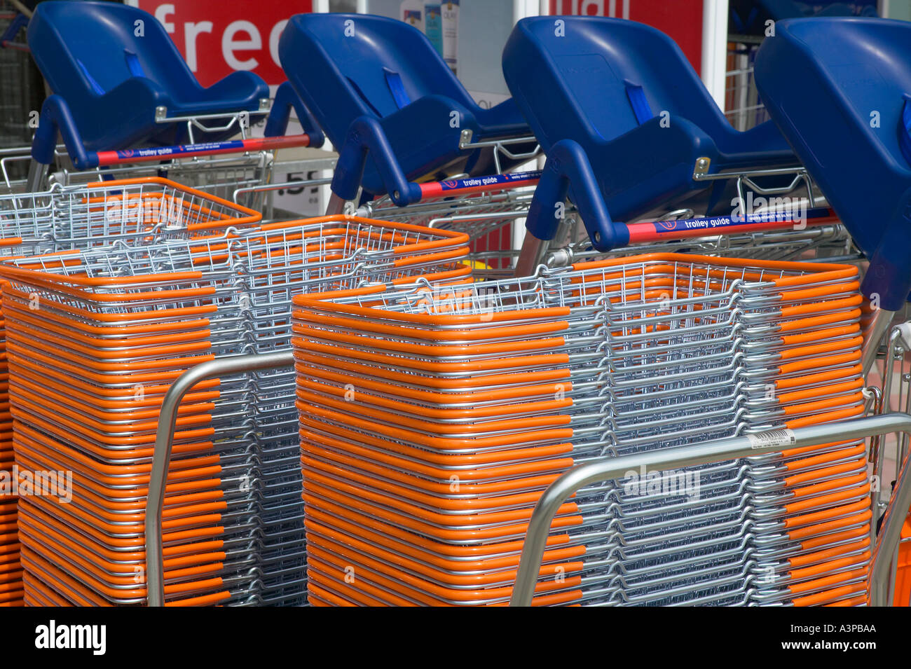 Supermarché les PANIERS ET CHARIOTS AVEC SIÈGE ENFANT Banque D'Images