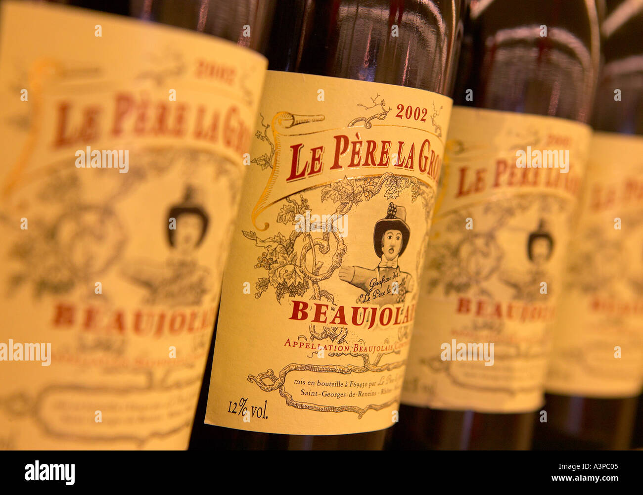 Bouteilles de vin beaujolais sur étagère de supermarché AFFICHER Banque D'Images