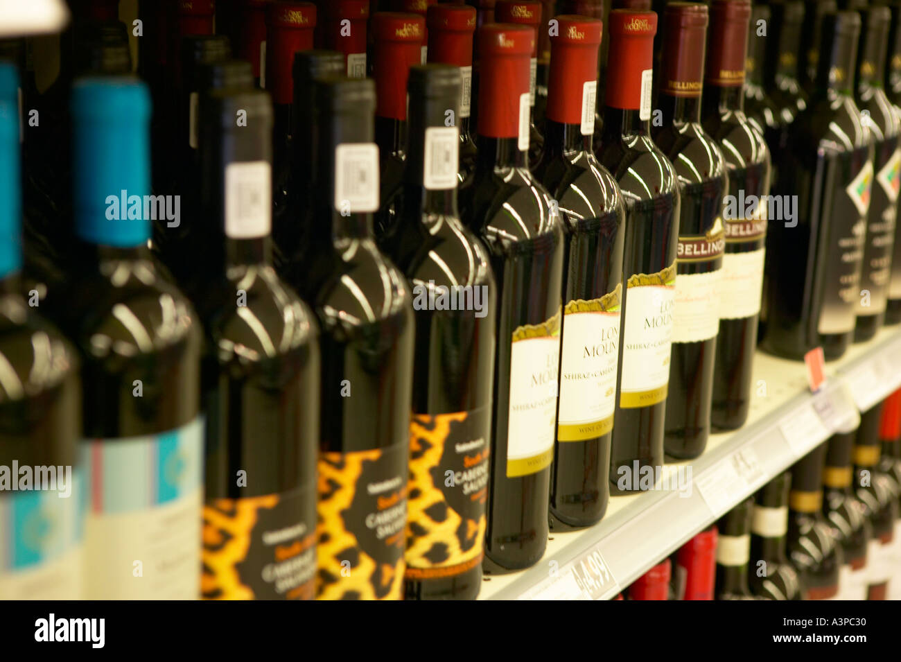 Sélection de bouteilles de vin sur étagère de supermarché Banque D'Images