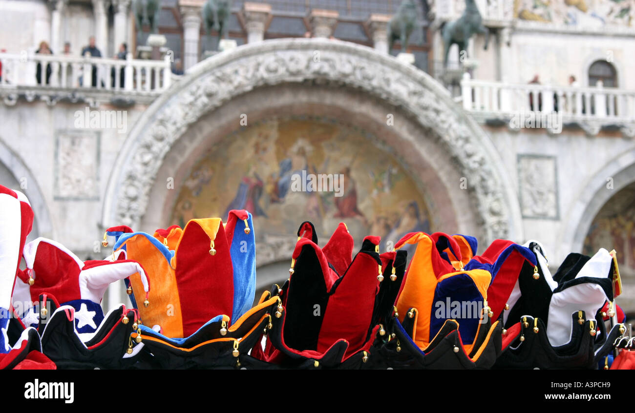 Chapeaux colorés vu à la vente avec la cathédrale en arrière-plan. La Place Saint Marc, Venise, Italie Banque D'Images