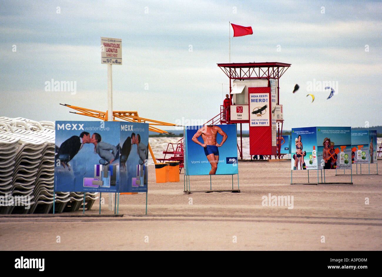 Publicité sur une plage de la baie de Parnu, Estonie Banque D'Images