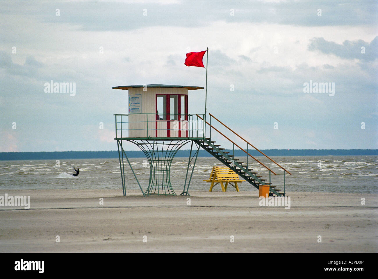 Un sauveteur tour avec un drapeau rouge, Baie de Parnu, Estonie Banque D'Images
