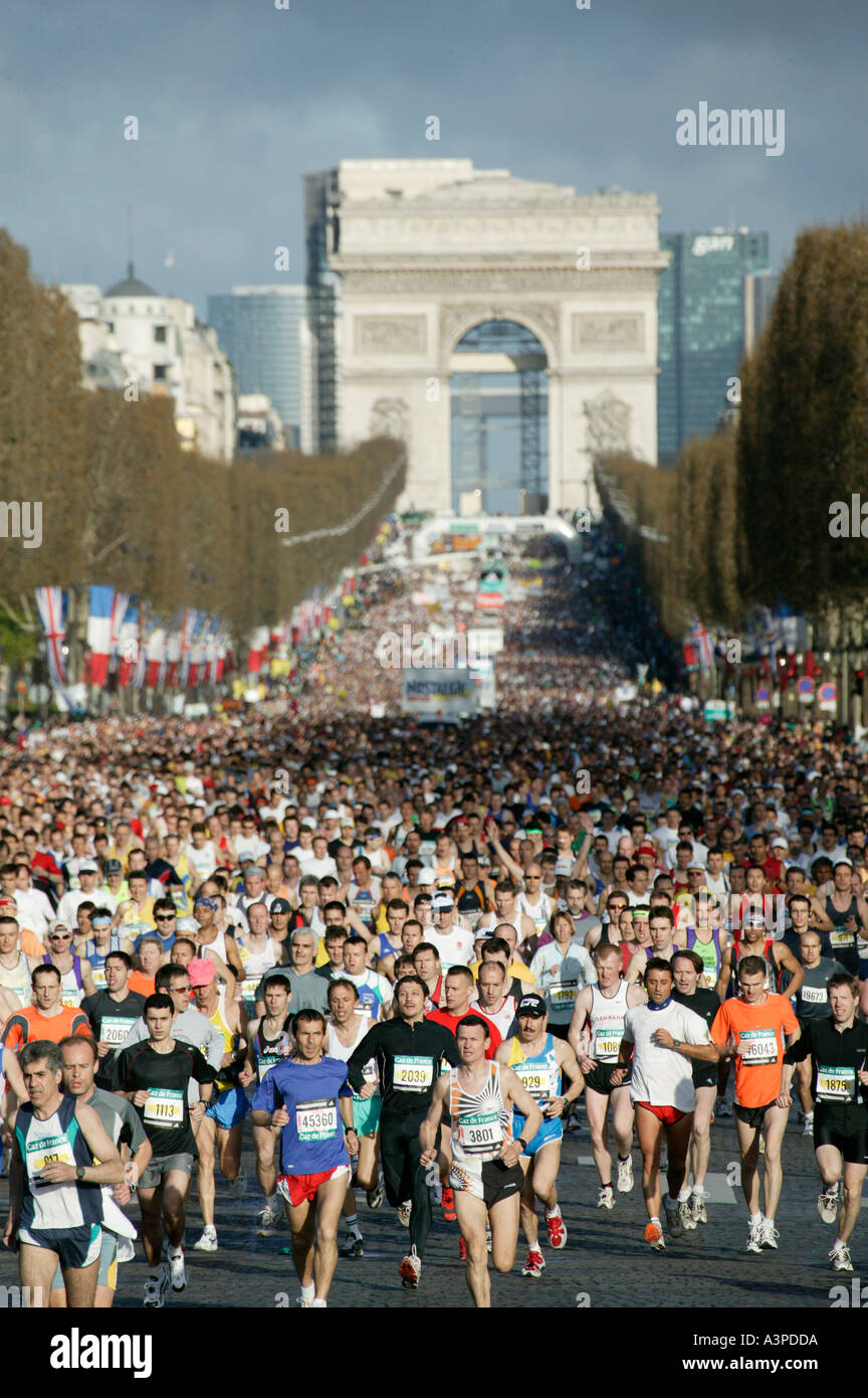 Vue de l'Avenue des Champs Elysées à Paris début de la 28e édition du marathon de Paris Dimanche 04 Avril 2004 Banque D'Images